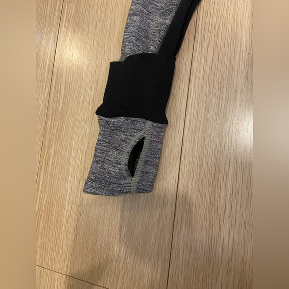 Lululemon zip up sweater - size 4 - Picture 5 of 7